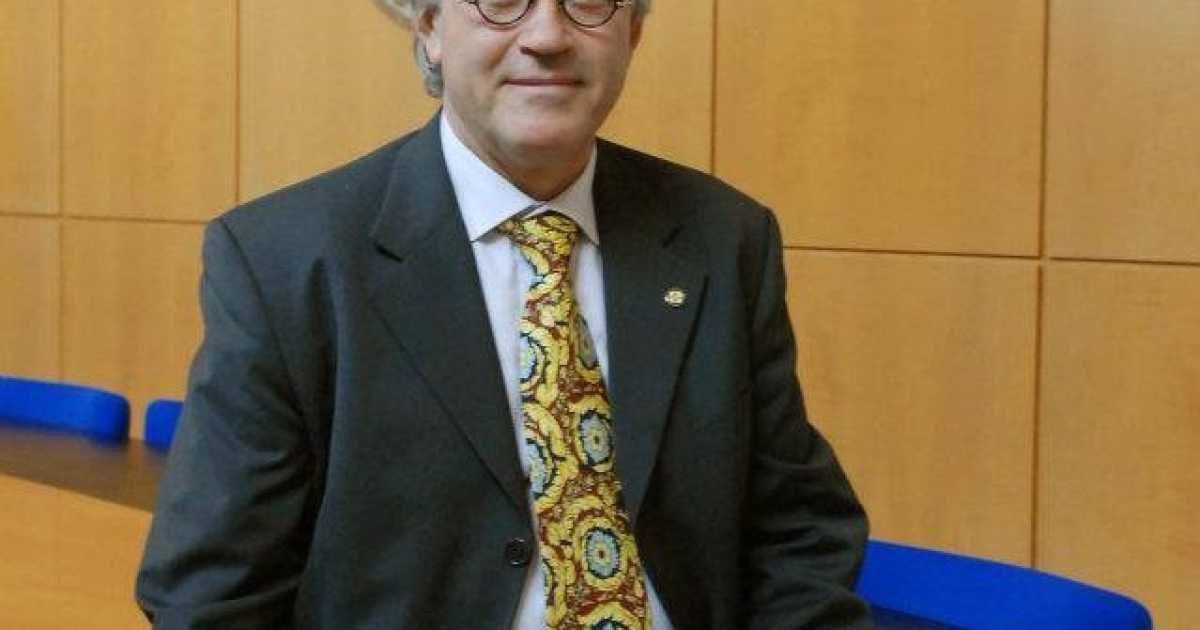 Da Elvis a Einstein: un barese colleziona 3200 cravatte con i volti dei miti